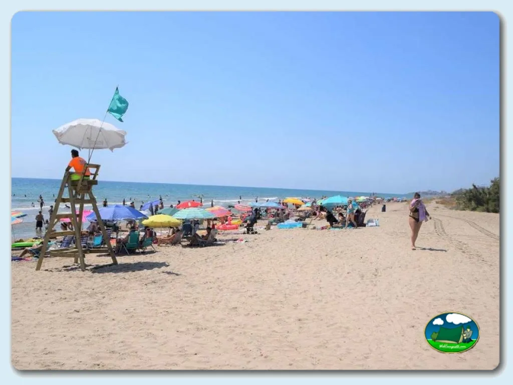 Playa junto al mar con socorrista y bañistas del Camping Bravoplaya, Ribera de cabanes (Castellón)
