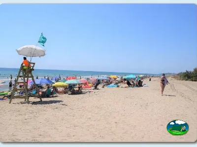 Playa junto al mar con socorrista y bañistas del Camping Bravoplaya, Ribera de cabanes (Castellón)