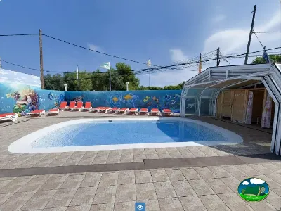 Piscina climatizada con zona infantil y hamacas del Camping Bravoplaya, Ribera de cabanes (Castellón)