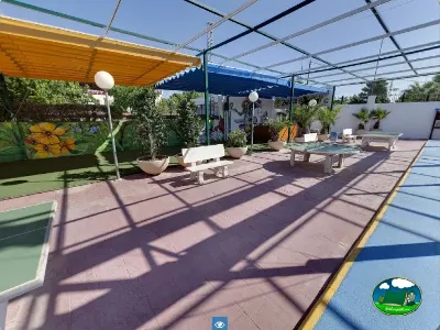 Zona de ocio cubierta con mobiliario y decoración del Camping Bravoplaya, Ribera de cabanes (Castellón)