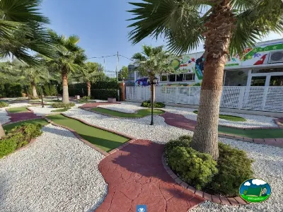 Parque infantil con minigolf y palmeras del Camping Bravoplaya, Ribera de cabanes (Castellón)
