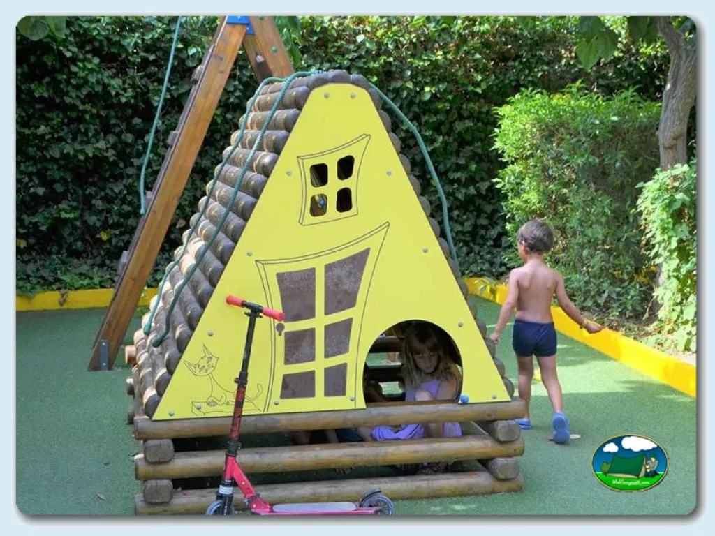 Parque infantil con tipi amarillo y tobogán del Camping Bravoplaya, Ribera de cabanes (Castellón)