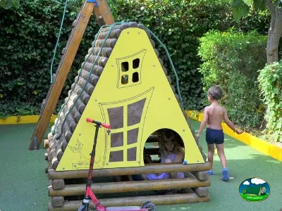 Parque infantil con tipi amarillo y tobogán del Camping Bravoplaya, Ribera de cabanes (Castellón)