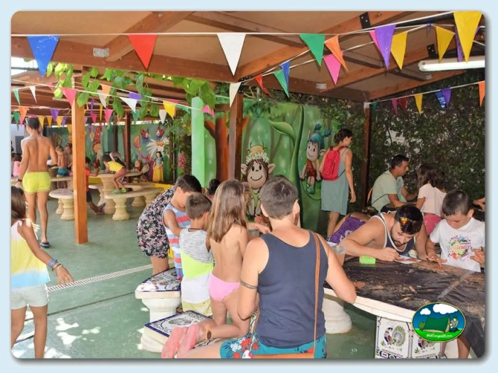 Parque infantil cubierto con actividades para niños del Camping Bravoplaya, Ribera de cabanes (Castellón)