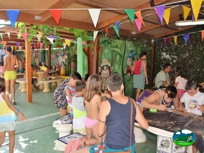 Parque infantil cubierto con actividades para niños del Camping Bravoplaya, Ribera de cabanes (Castellón)