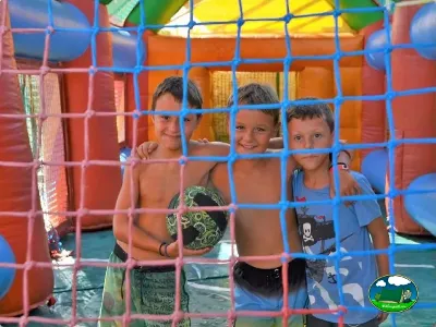 Parque infantil con niños en castillo hinchable del Camping Bravoplaya, Ribera de cabanes (Castellón)