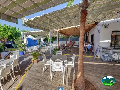 Restaurante bar con terraza sombreada y vistas al recinto del Camping Bravoplaya, Ribera de cabanes (Castellón)