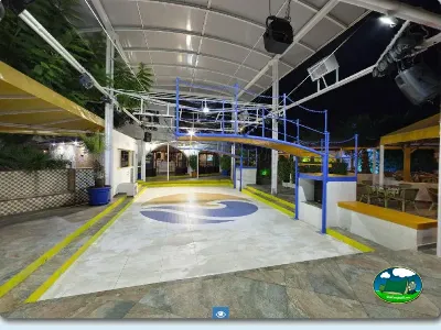 Parque infantil cubierto con zona de juegos del Camping Bravoplaya, Ribera de cabanes (Castellón)