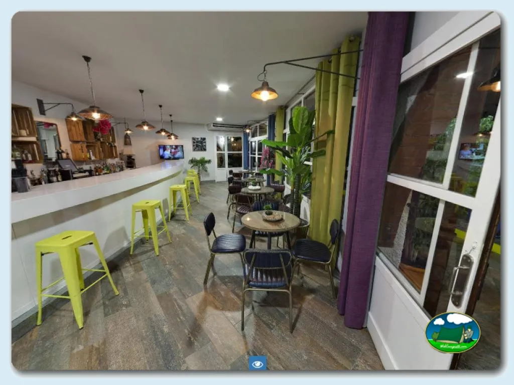 Restaurante bar con zona de mesas y barra del Camping Bravoplaya, Ribera de cabanes (Castellón)