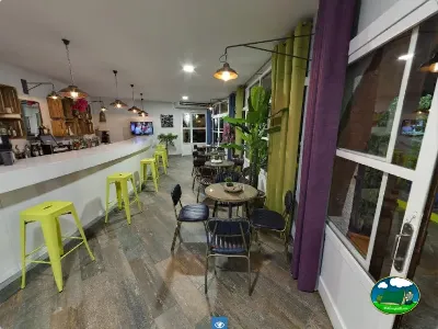 Restaurante bar con zona de mesas y barra del Camping Bravoplaya, Ribera de cabanes (Castellón)