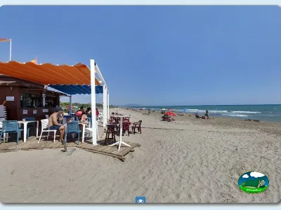 Playa junto al mar con bar y chiringuito del Camping Bravoplaya, Ribera de cabanes (Castellón)