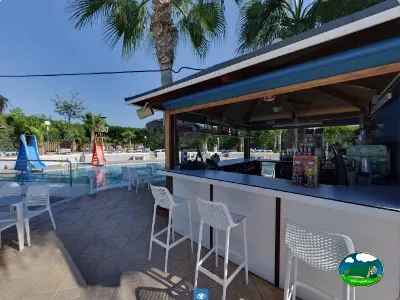 Piscina infantil con bar y tobogán del Camping Bravoplaya, Ribera de cabanes (Castellón)