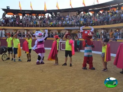 Evento familiar en arena con animación de mascota del Camping Bravoplaya, Ribera de cabanes (Castellón)