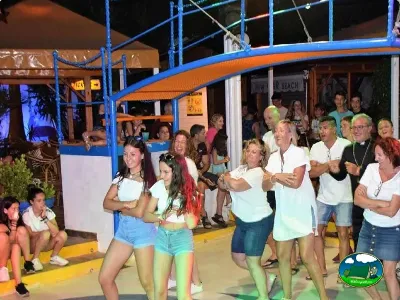 Animación nocturna y entretenimiento en el recinto del Camping Bravoplaya, Ribera de cabanes (Castellón)