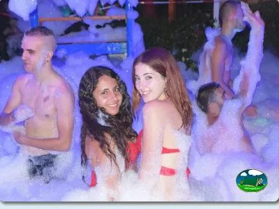 Piscina climatizada con espuma nocturna del Camping Bravoplaya, Ribera de cabanes (Castellón)
