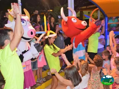 Parque infantil con animación y personajes del Camping Bravoplaya, Ribera de cabanes (Castellón)