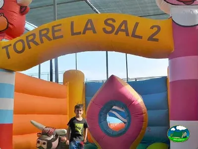 Parque infantil con hinchables Torre la Sal del Camping Bravoplaya, Ribera de cabanes (Castellón)