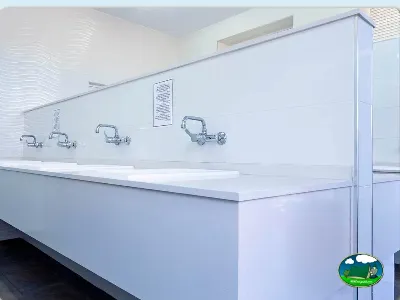 Aseos con lavabos múltiples del Camping Bravoplaya, Ribera de cabanes (Castellón)