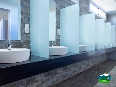 Aseos modernos con lavabos individuales del Camping Bravoplaya, Ribera de cabanes (Castellón)