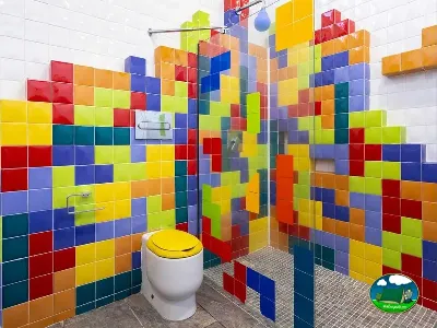 Aseos infantiles con azulejos de colores del Camping Bravoplaya, Ribera de cabanes (Castellón)