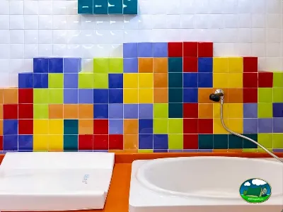 Aseos con azulejos coloridos del Camping Bravoplaya, Ribera de cabanes (Castellón)