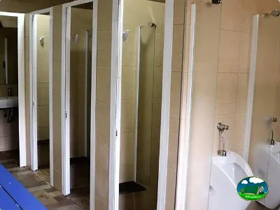 Aseos comunitarios con duchas del Camping Bravoplaya, Ribera de cabanes (Castellón)