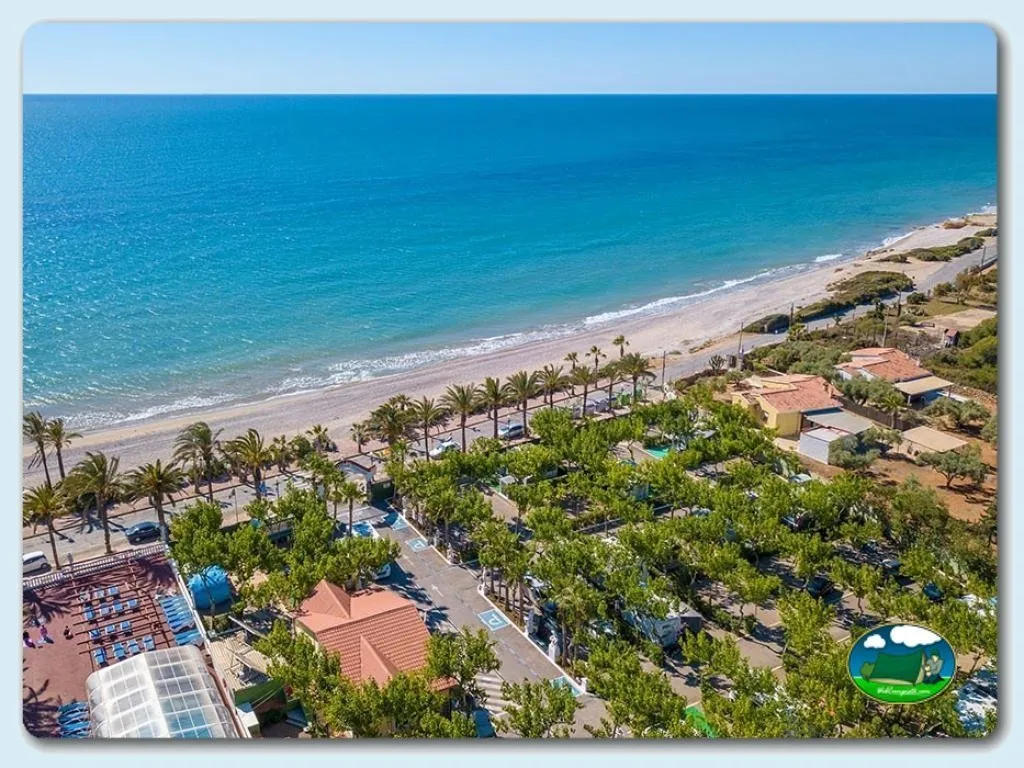 Playa primera línea con parcelas y piscina del Camping Playa Tropicana, Castellón (Castellón)