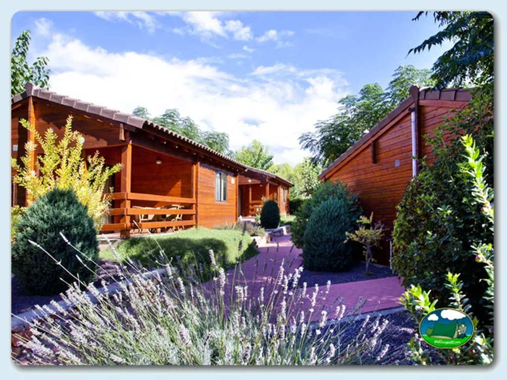 Bungalow de madera con terraza y jardín del Camping Ribamar, Alcocebre (Castellón)