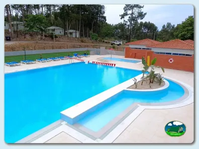 Piscina climatizada con zona infantil y hamacas del Camping Orbitur Foz do Arelho, Caldas da Rainha (Leiria)