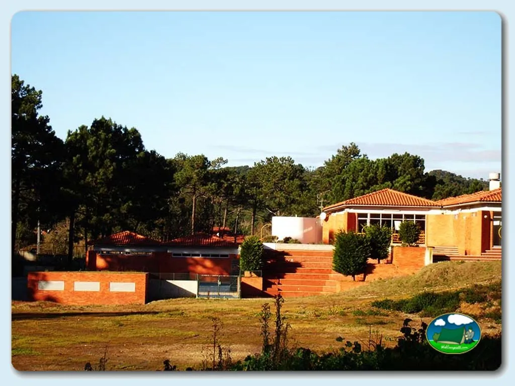 Recepción y servicios rodeados de vegetación del Camping Orbitur Foz do Arelho, Caldas da Rainha (Leiria)