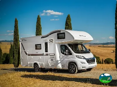Mobil-home en parcela con vistas a la sierra del Camping Los Pinos, Peñiscola (Castellón)