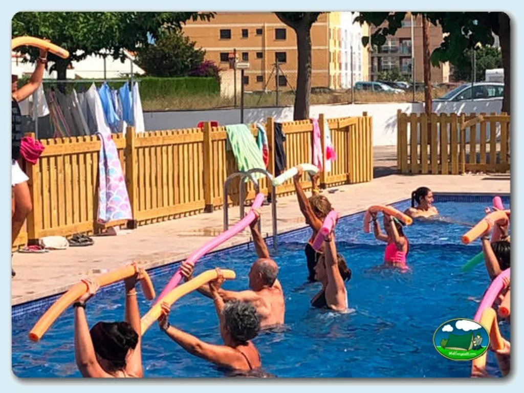 Piscina infantil con actividades acuáticas y niños del Camping Ferrer, Peñiscola (Castellón)