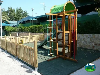 Parque infantil con tobogán y estructuras de madera del Camping Bellavista, Peñíscola (Castellón)