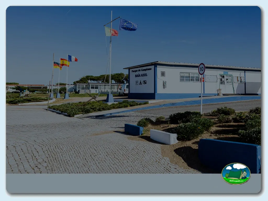 Recepción junto al mar con banderas del Camping Baía Azul, Alcobaça (Leiria)