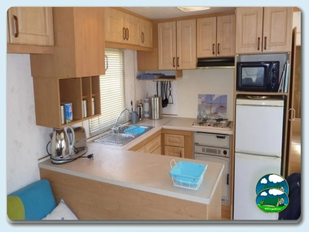 Mobil-home cocina equipada con horno y frigorífico del Camping Alegría del mar, Benicarló (Castellón)