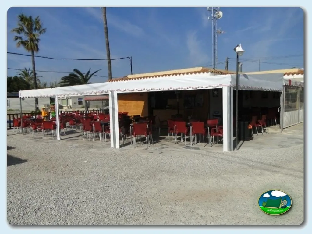 Restaurante con terraza cubierta y sillas rojas del Camping Alegría del mar, Benicarló (Castellón)