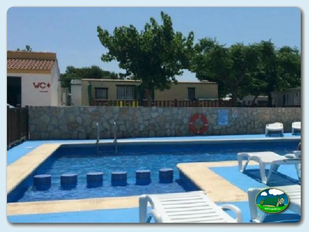 Piscina infantil con bungalows y zona de descanso del Camping Alegría del mar, Benicarló (Castellón)