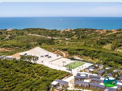 Bungalow junto al mar con vistas a la costa, parque infantil y cancha de fútbol del Camping Colina do Sol, S. Martinho do Porto (Leiria)