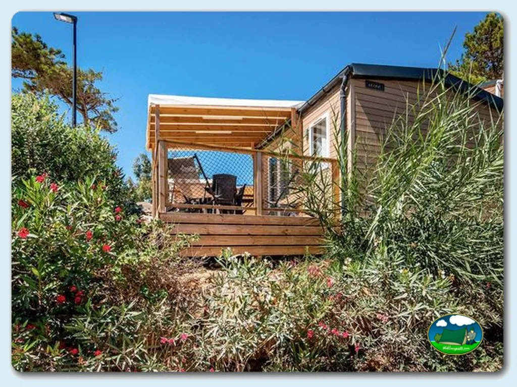 Mobil-home con terraza y jardín del Camping Colina do Sol, S. Martinho do Porto (Leiria)
