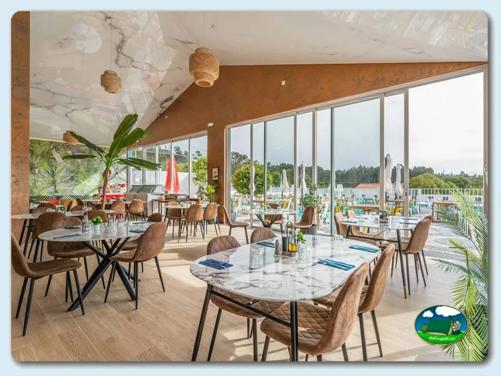 Restaurante con vistas a piscina del Camping Colina do Sol, S. Martinho do Porto (Leiria)