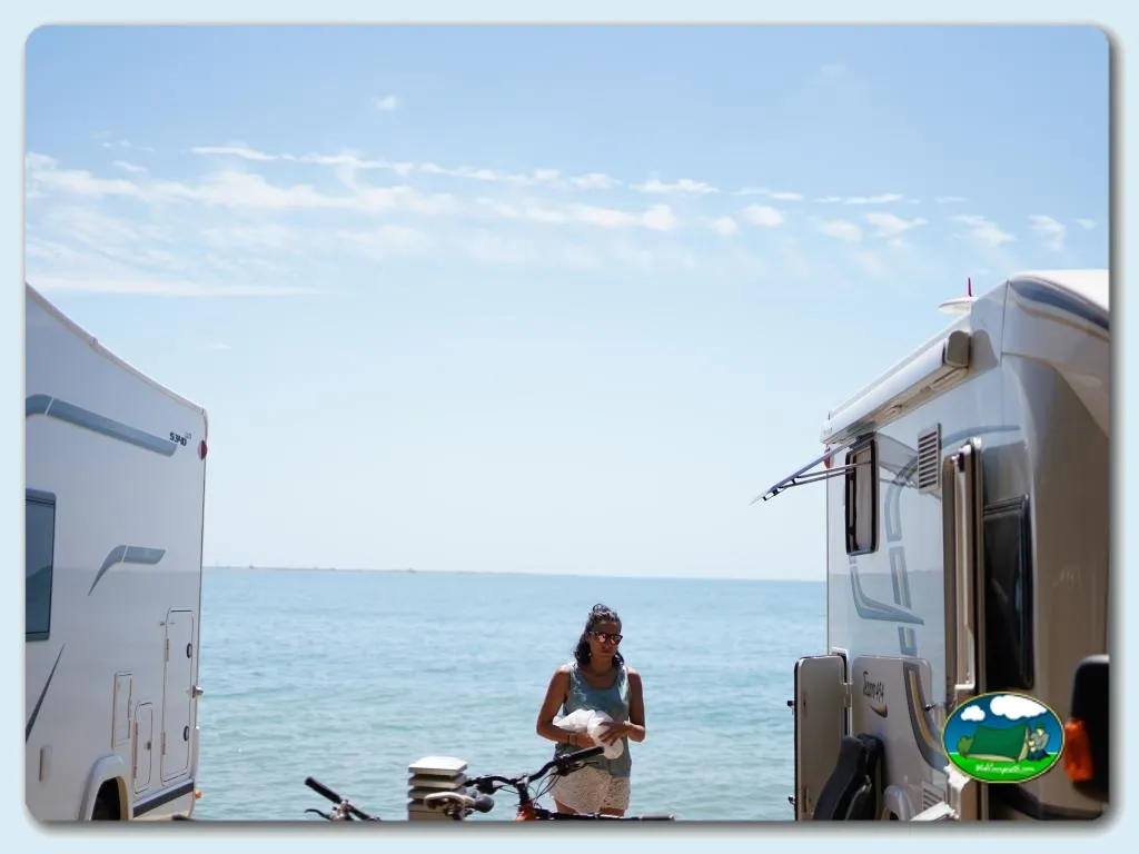 Parcelas junto al mar con vistas a la playa del Camping Alfacs, Alcanar (Tarragona)