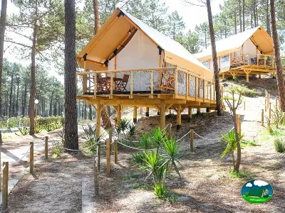 Glamping con tienda de lona en bosque de pinos del Camping Vale Paraíso, Nazaré (Leiria)
