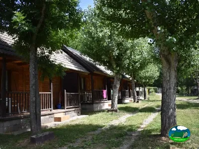 Cabaña con terraza y vistas entre árboles del Camping Cap-Roig, L'Ampolla-Tarragona (Tarragona)