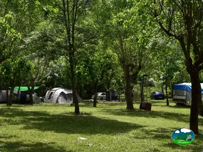 Parcela con tienda de acampada entre árboles del Camping Cap-Roig, L'Ampolla-Tarragona (Tarragona)
