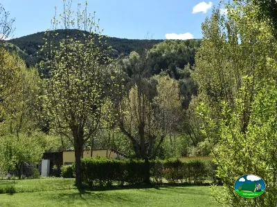 Parcela con vistas a la montaña y río del Camping Cap-Roig, L'Ampolla-Tarragona (Tarragona)