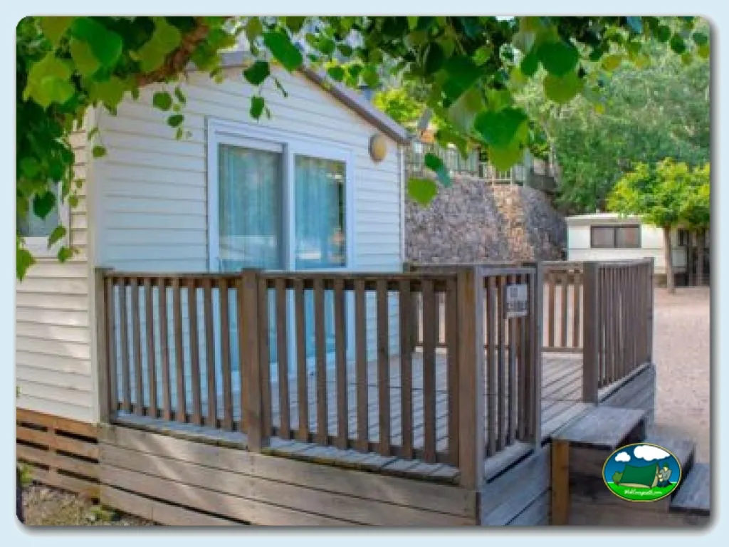 Mobil-home con terraza y vallas de madera del Camping Tivissa, Tivissa (Tarragona)