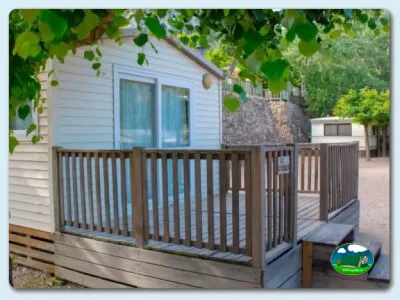 Mobil-home con terraza y vallas de madera del Camping Tivissa, Tivissa (Tarragona)