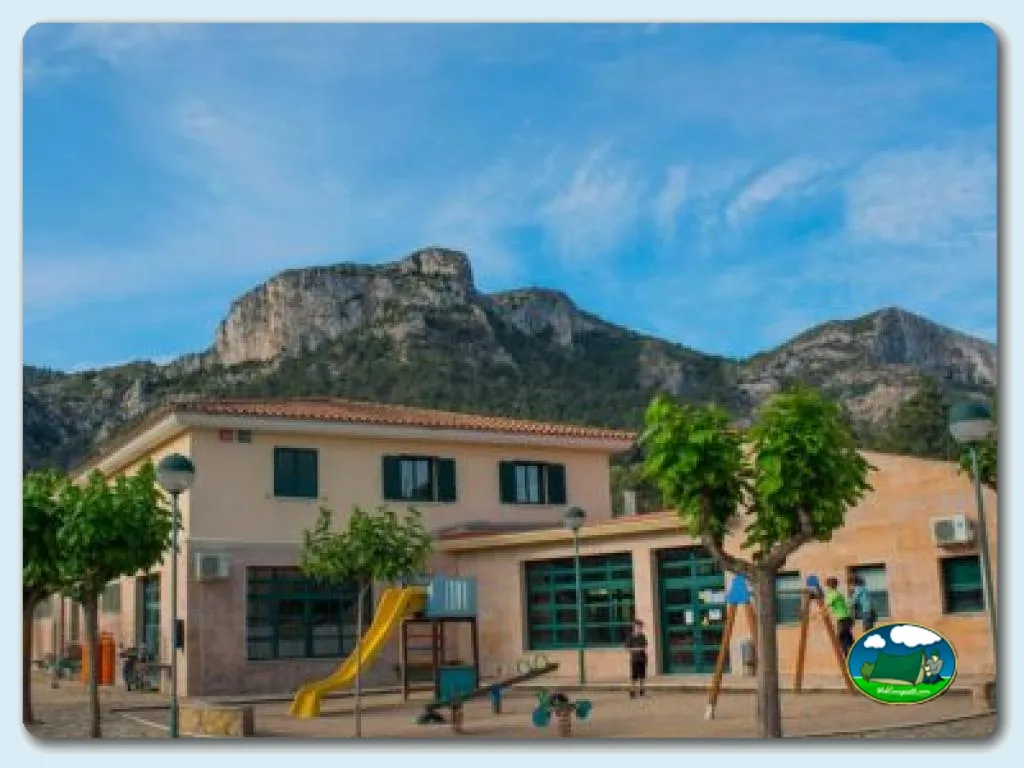 Parque infantil con vistas a la montaña del Camping Tivissa, Tivissa (Tarragona)