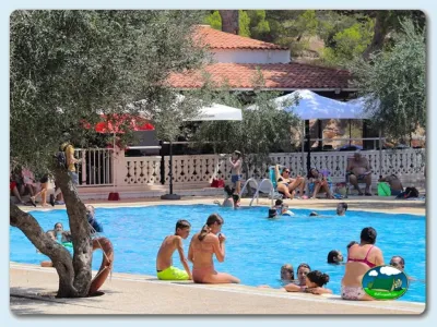 Piscina con vistas a la montaña, sombrillas y áreas de descanso del Camping Nautic, L'Ametlla de Mar (Tarragona)