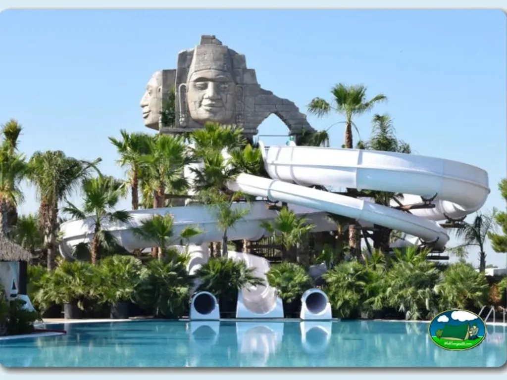 Piscina con toboganes y estatua egipcia del Camping Alannia costa dorada, Almadrava (Tarragona)